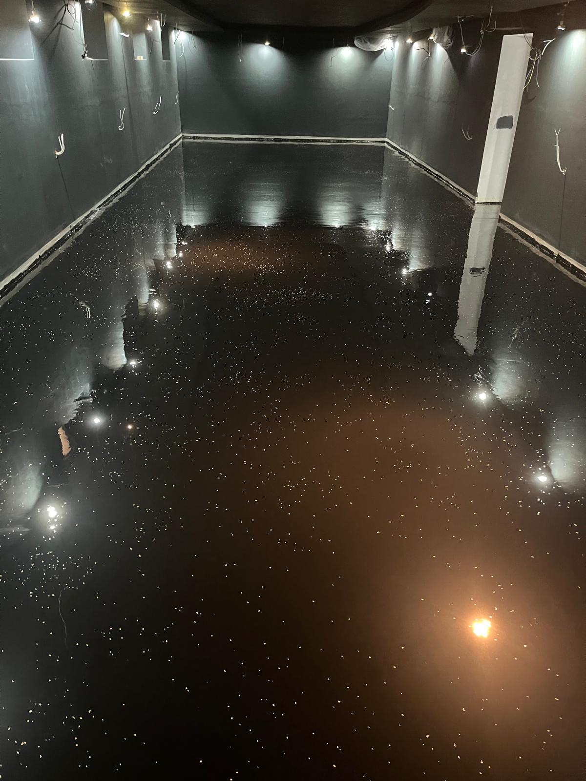 Showroom & spațiu comercial — epoxidic metalic
